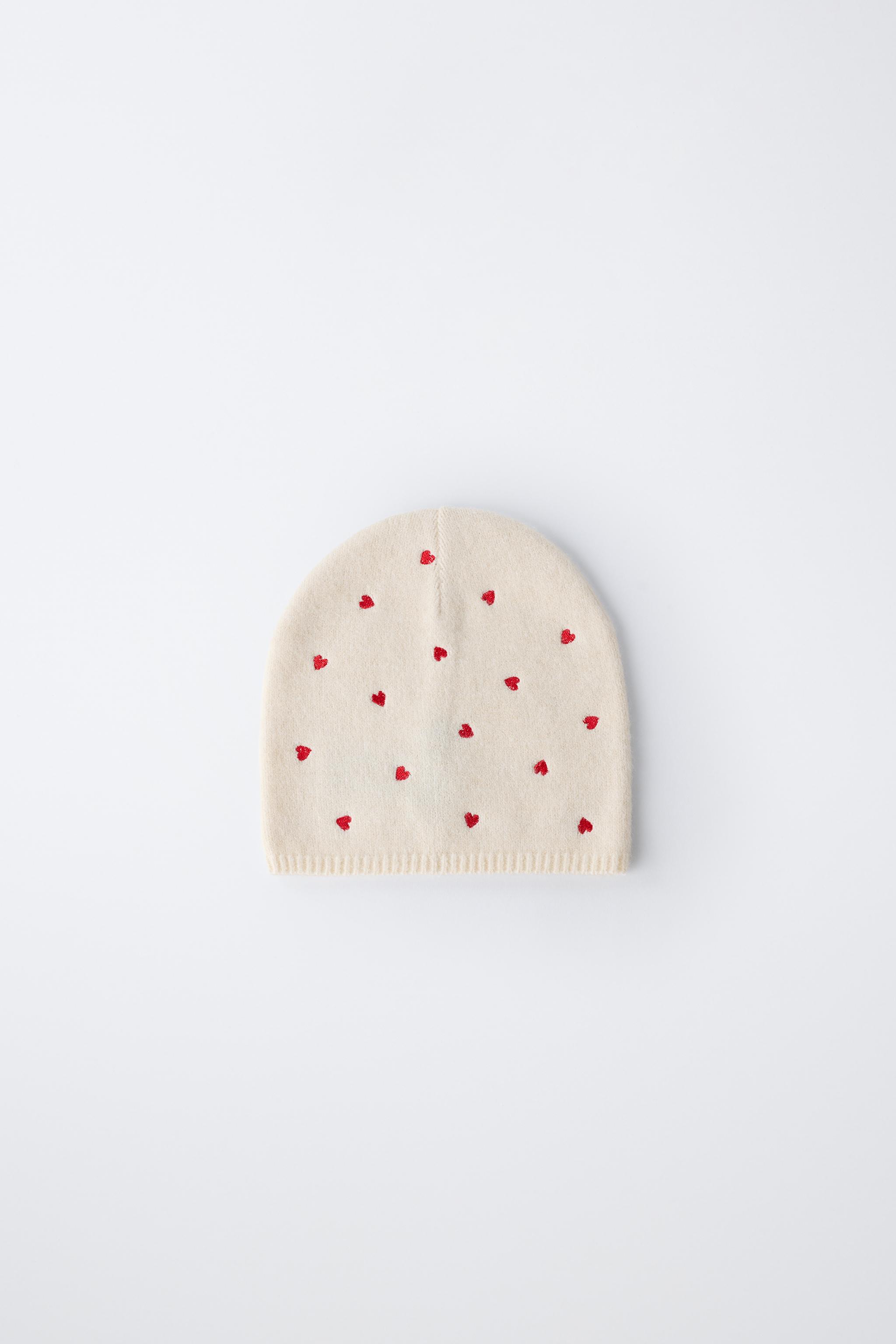 BONNET EN MAILLE CŒURS BRODÉS